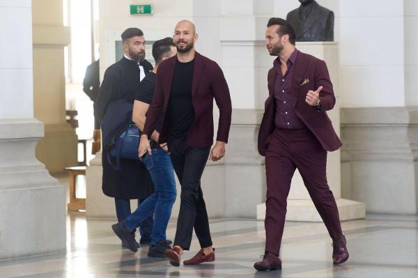 Andrew Tate (stânga) și fratele său, Tristan Tate (dreapta), la CAB, în octombrie 2024