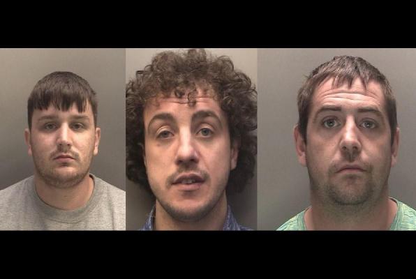 Crimă ca "în vestul sălbatic" în UK. 3 bărbaţi au ucis în om în propria curte