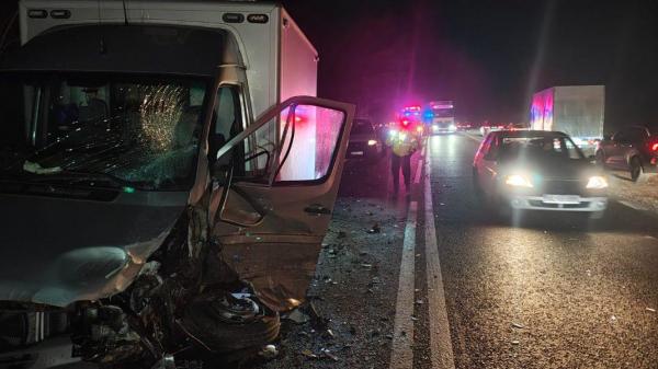 Mai multe persoane rănite după ce 3 vehicule s-au ciocnit