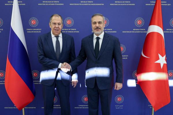 Ministrul turc de externe Hakan Fidan (D) se întâlnește cu ministrul rus de externe Serghei Lavrov la Ankara