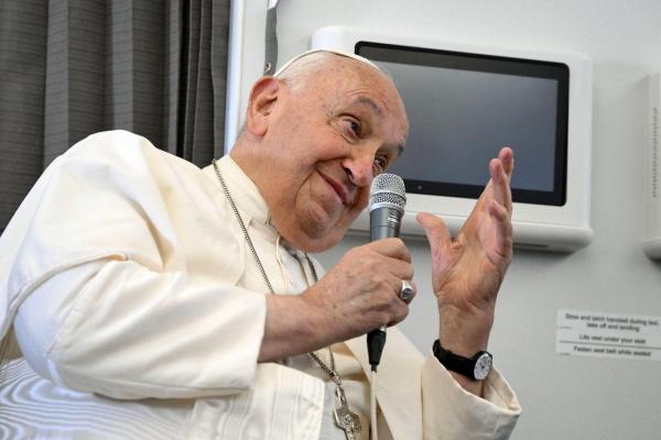 Starea Papei Francisc s-a îmbunătăţit uşor, însă rămâne critică. Suveranul şi-a reluat o parte dintre activităţi