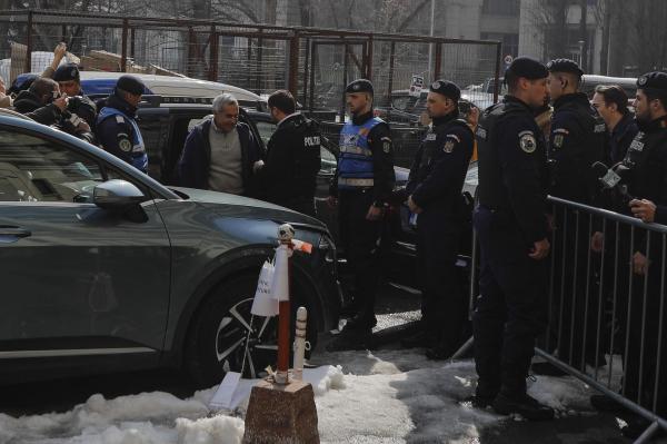 Jandarmii neagă că nu ar fi lăsat să intre avocații lui Georgescu în sediul Parchetului General