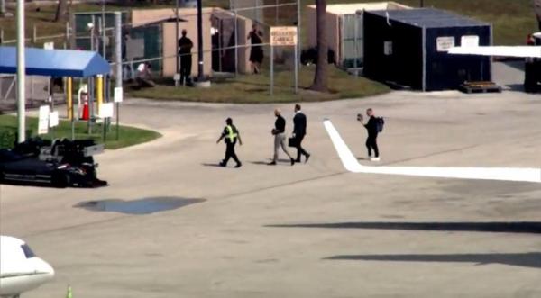 Primele imagini cu fraţii Tate pe aeroportul din Florida