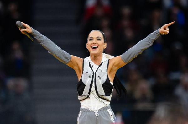 Katy Perry cântă în timpul ceremoniei de deschidere a Jocurilor Invictus 2025 la BC Place pe 8 februarie 2025 în Vancouver, British Columbia