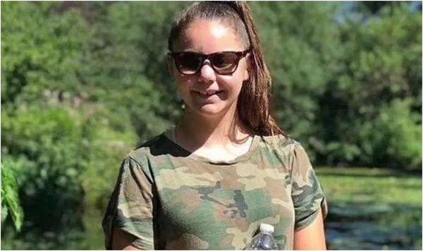 A născut singură în cameră, apoi "a scăpat" de el