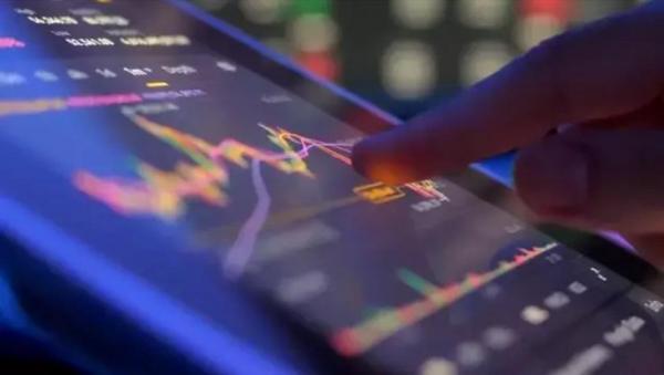 Euro, la cel mai scăzut nivel din ultimii doi ani. Taxele impuse de Trump provoacă o undă de şoc pe burse