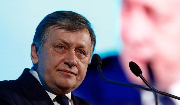 Candidatul coaliţiei de guvernare pentru alegerile prezidenţiale, Crin Antonescu, a declarat, miercuri seară, că nu există niciun motiv să se retragă din competiţie
