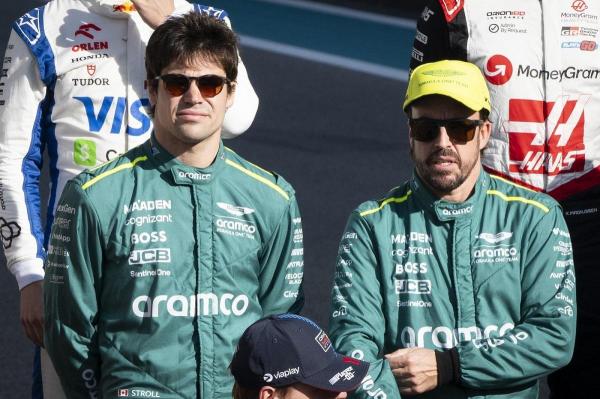 Lance Stroll (stânga) şi Fernando Alonso, piloţii de la Aston Martin, au avut evoluţii modeste în sezonul precedent de Formula 1