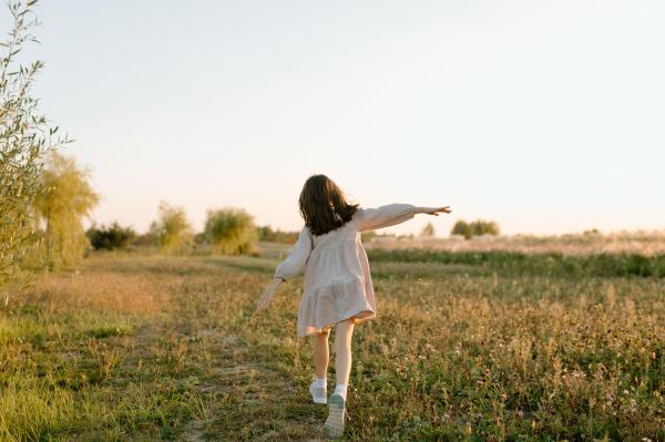 o fetiță de cinci ani a suferit o complicație gravă a gripei care i-a provocat paralizie temporară de la brâu în jos