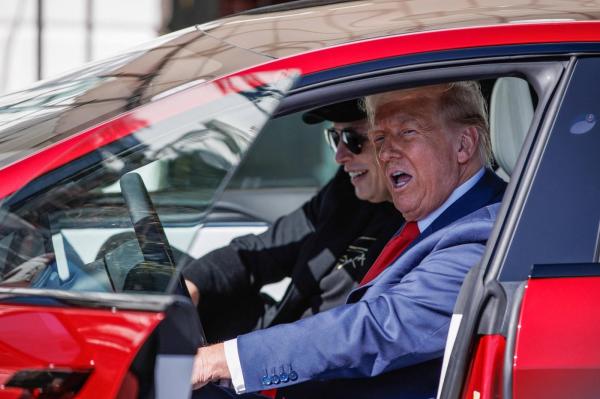 Preşedintele Donald Trump a încercat marţi să stimuleze preţurile în scădere ale acţiunilor Tesla, transformând pentru scurt timp Casa Albă într-un showroom