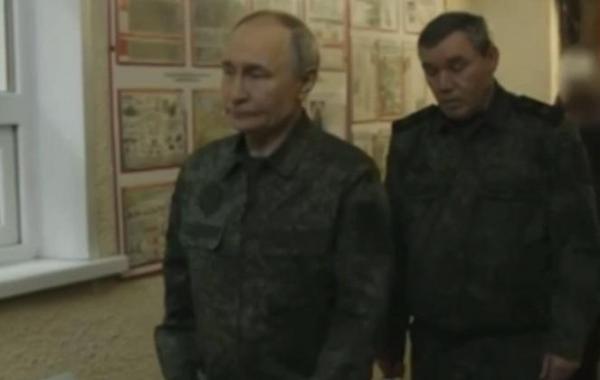 Putin, în uniformă militară, a vizitat Kursk pentru prima dată de la incursiunea ucrainenilor. Ce i-a raportat Gherasimov despre eşecul inamicului