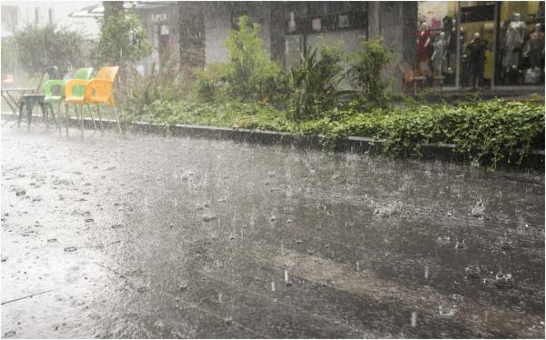 Vântul va sufla cu peste 100 km/h. Vor fi descărcări electrice și grindină