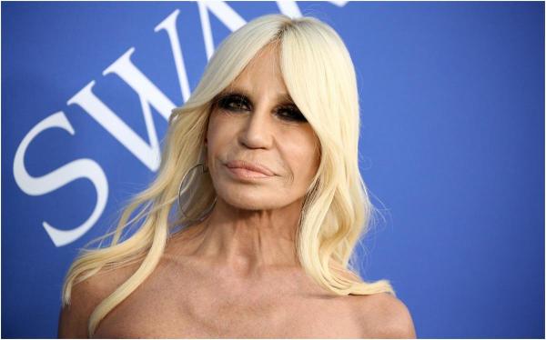 Donatella Versace demisionează din funcţia de director artistic al casei Versace, după 30 de ani. Cine îi va lua locul