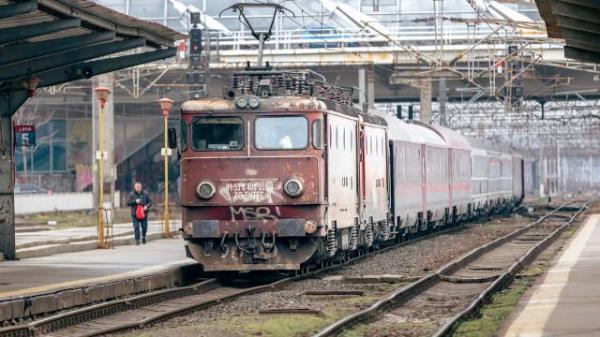 Pană de curent în Gara de Nord. Circulaţia mai multor trenuri, afectată: linia de contact a căzut pe o locomotivă
