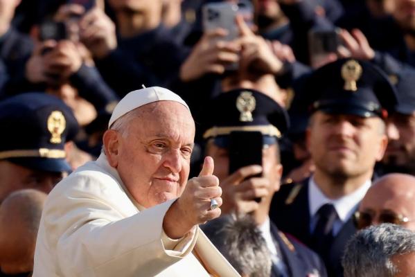 Papa Francisc a transmis că "trece printr-o perioadă de încercare" şi le mulţumeşte credincioşilor pentru rugăciuni