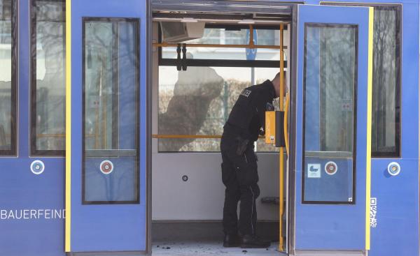 O femeie a fost incendiată într-un tramvai din Germania. Vatmanul a oprit şi a salvat-o; atacatorul, de negăsit