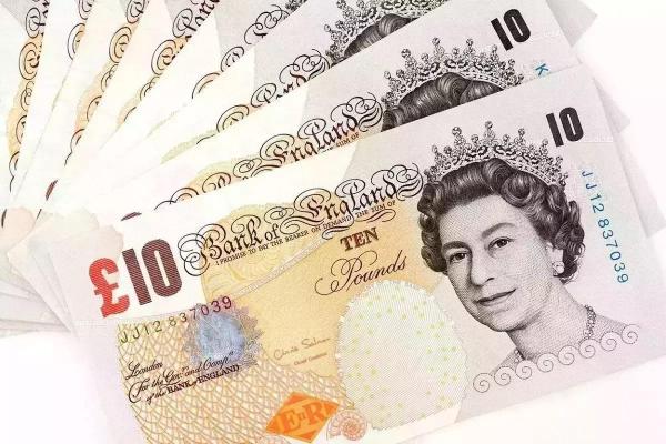 Leul românesc pierde teren important în raport cu lira sterlină