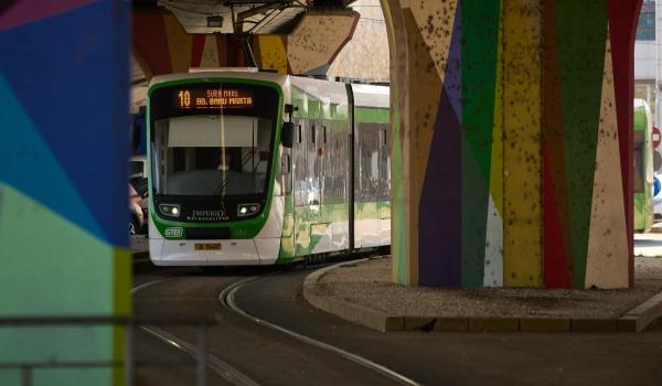 Un controlor al Serviciului de Transport Bucureşti a fost bătut crunt, luni dimineaţă, fără un motiv anume, de către un necunoscut, pe linia 10 de tramvai.