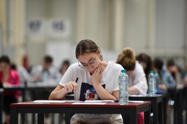 elevă la examen