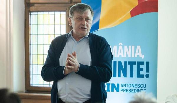 Liderii politici au reacţionat după ce administraţia prezidenţială a desecretizat, marţi seară, costurile pentru zborurile efectuate de preşedintele Klaus Iohannis, începând cu anul 2015