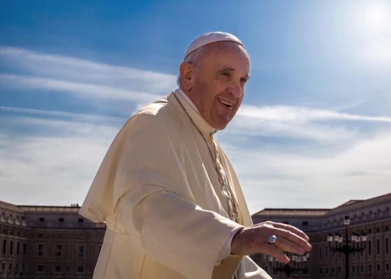 Papa Francisc nu mai folosește ventilația mecanică. Starea suveranului pontif se îmbunătăţeşte