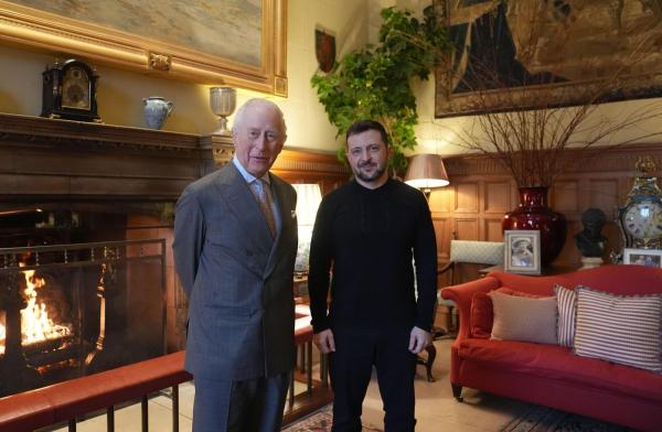 Zelenski, primit de Regele Charles. BBC: "Spre deosebire de Trump, Regele nu are o problemă cu ţinuta lui"