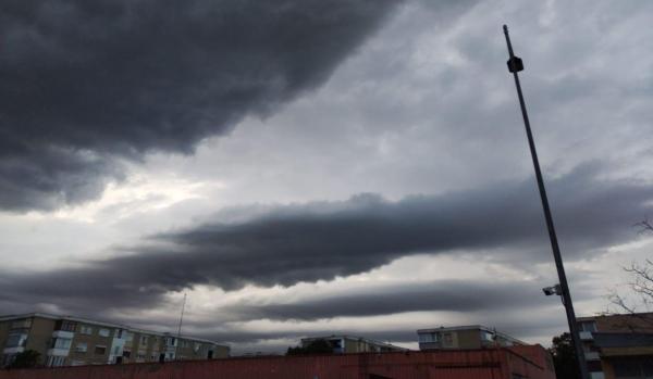 Ploi torenţiale şi vijelii în toată ţara, de luni dimineaţă