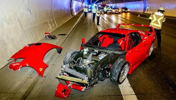Ferrari de 440.000 de euro, daună totală în câteva secunde. Şoferul scosese bolidul la un drive-test, înainte ca bolidul de 1.000 de cai să fie vândut