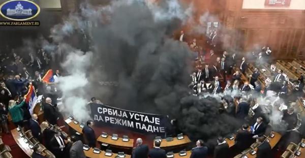Deputaţi de opoziţie au aruncat marţi cu fumigene în plenul parlamentului în semn de protest faţă de politicile guvernului