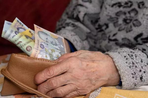 Când intră pensiile pe card în martie 2025