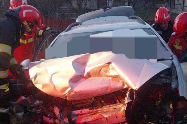 Un bărbat de 37 de ani, mort după impactul dezastruos dintre două maşini, în Argeş. O femeie, rănită grav