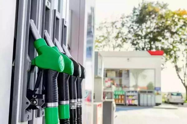 Preţurile la carburanţi sunt în scădere, faţă de cele afişate în ziua precedentă