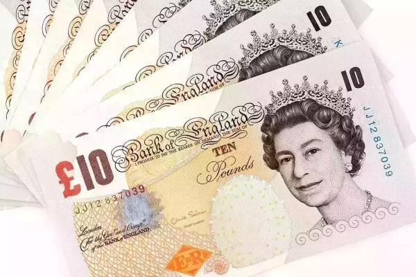 Leul românesc pierde teren important în raport cu lira sterlină