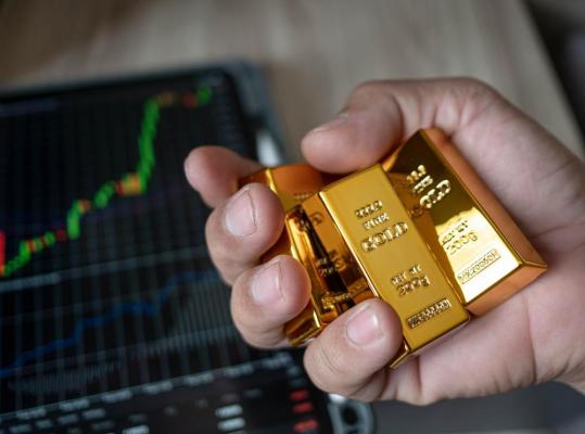 Aurul urcă la niveluri record, devenind refugiu financiar pentru investitori în contextul instabilității economice globale