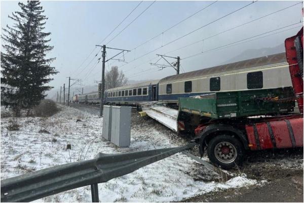 Camion lovit de un tren cu 400 de călători, pe Valea Prahovei. Trei trenuri staţionează în gări
