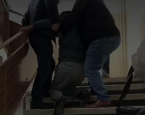 Pacient târât pe scări într-o policlinică din Ploiești pentru că liftul nu funcționa. DSP Prahova s-a autosesizat în urma imaginilor revoltătoare