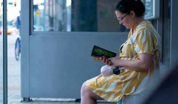 A pretins că este mută și a încasat pensie timp de 16 ani. Femeia din Spania s-a dat de gol chiar în fața unui detectiv privat