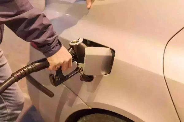 Preţurile la carburanţi au crescut, faţă de cele afişate în ziua precedentă