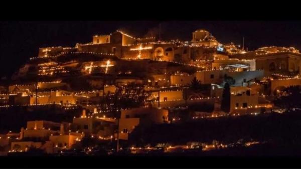 Mii de lumânări aprinse în Santorini. "Insula Cuplurilor" îmbracă haine de sărbătoare în noaptea de Înviere