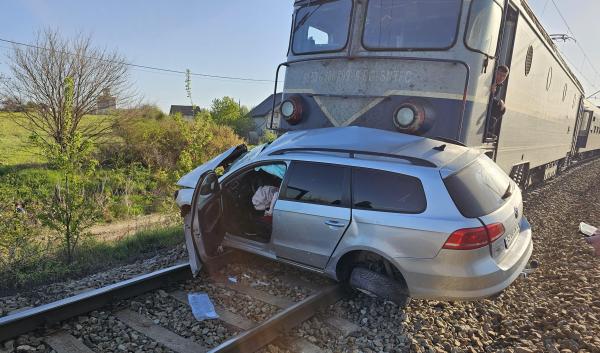 Volkswagen spulberat de tren de călători şi târât zeci de metri pe şine la Podu Iloaiei, în Iaşi. Şoferul nu a mai putut fi salvat