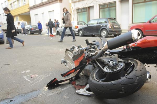A rămas fără benzină şi a fost lovit de fulger. Un tânăr motociclist din Alba se zbate între viaţă şi moarte