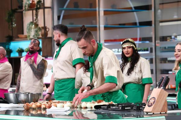 Chefi la cuțite, lider de audiență cu ediția de ieri. Chef Richard Abou Zaki lovește diseară bancurile adverse cu o amuletă grea