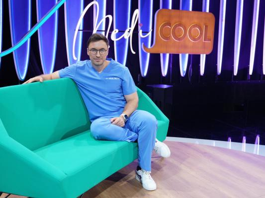 Începând de luni, ai ceva bun în fiecare zi, la Antena 1, de la ora 18:00, la MediCOOL! Mirela Vaida revine la cârma emisiunii Acces Direct, la Antena Stars