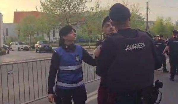 Makaveli şi Silvestru Șoșoacă, ridicaţi de jandarmi de la protestul din fața Înaltei Curți