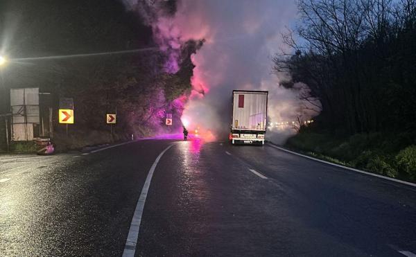 TIR în flăcări pe DN 7 , în Vâlcea. Şoferul a reuşit să se salveze
