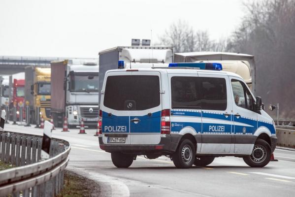 Un TIR din România, încărcat cu 16 tone de explozibil, oprit pe autostradă de poliţia austriacă. A fost declarat "pericol iminent", dar nu din cauza încărcăturii