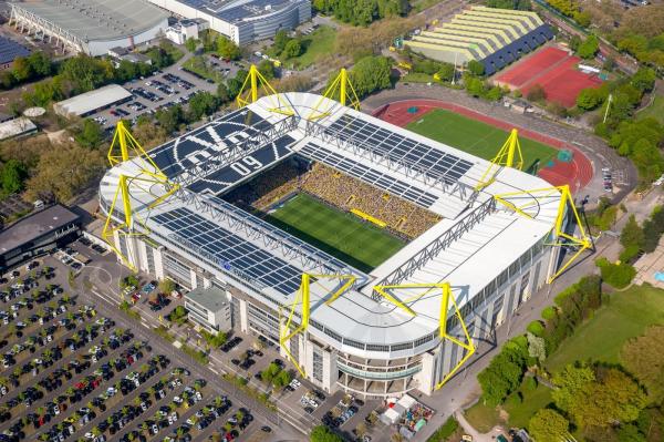 Suporter german riscă o amendă de 12.000 de euro, după ce a văzut partida Germania - Danemarca de pe acoperişul stadionului din Dortmund