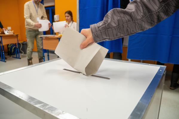 Votul pentru alegerea Preşedintelui României a început