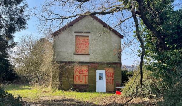 O casă izolată din Blofield, aproape de Norwich, descrisă drept "cea mai înfiorătoare" din Marea Britanie, a avut prețul redus după ce licitația din martie a eșuat.