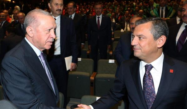 După arestarea principalului său adversar, Erdogan a depus o plângere pentru insultă şi împotriva liderului Opoziţiei, Özgür Özel